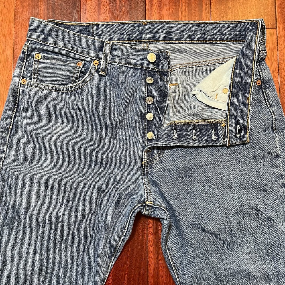 Levis Jeans Mens 33x32 (33x31) 501 Regular Straight Button Fly Blue Medium Wash